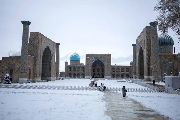 Kar yağdıktan sonra Semerkant 'taki Registan Meydanı.