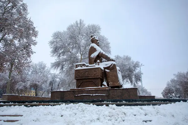 Amir Temur 'un Semerkant' taki tahtındaki kar heykeli. 9