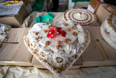 Kalp halva şeklindedir pasta gibi.