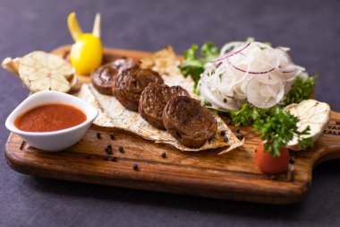 Bu tür şiş kebabına rulo denir..