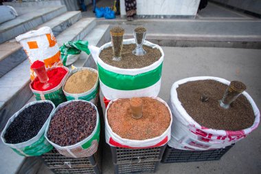 Kaldırımdaki baharat standı.