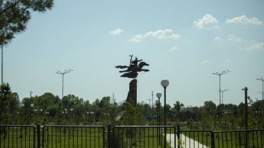 At heykelindeki bir adam.