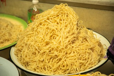 Markette bir kase erişte.