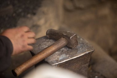 Çekici alan bir adam.