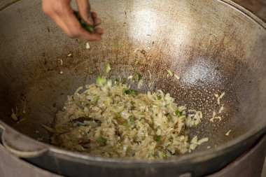 Sıcak bir kapta yarım kızarmış soğan.