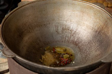 Tencereye sarımsak ekliyorum.