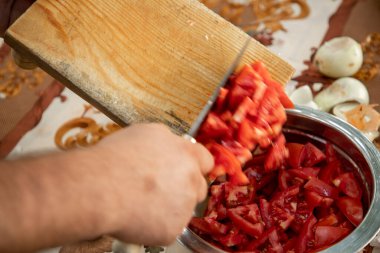 Bir kabın içine düşen domatesler.