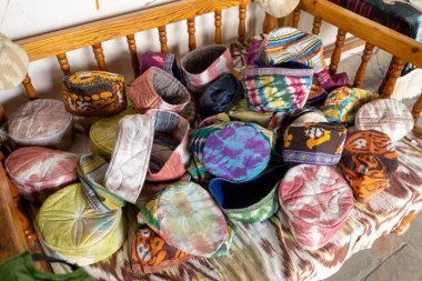 İpek böceklerinden yapılmış bir şapka.