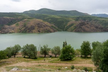 Gölün yanında bir tren yolu var.