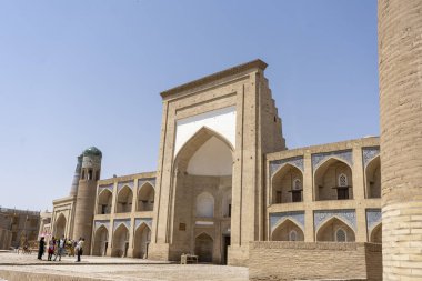 Beyaz boyalı tuğla bir bina.