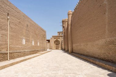 İki tarafta da bir duvar, tarihi bir yerde.