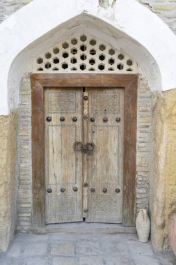 Tarihi beyaz bir binada bir kapı.