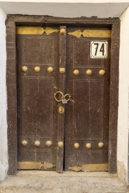 Tarihi bir yerde küçük bir kapı.