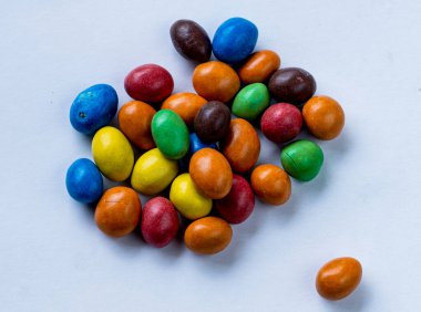 Beyaz arkaplanda renkli misketler