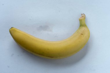 Beyaz arka planda bir muz