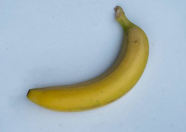 Beyaz arkaplanda tek bir muz