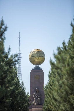 bir heykel içinde bir Özbek haritası.