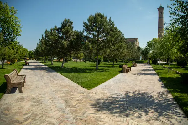 İki yolu olan bir park. Tarihi bir yer.