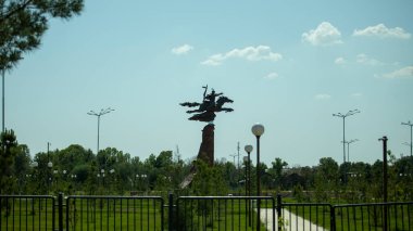 At heykelindeki bir adam.