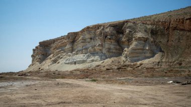 Özbekistan çölünde bir dağ