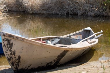 Nehirde ahşap bir tekne.