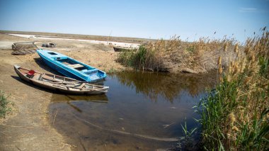 Teknesi olan kuru bir nehir.