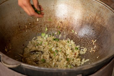 Sıcak bir kapta yarım kızarmış soğan.