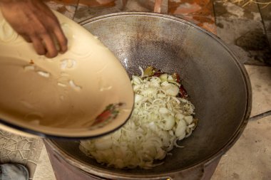 Kavanozda soğan ekliyorum.