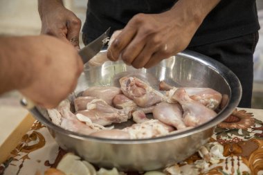 Deriyi bıçakla yüzer.