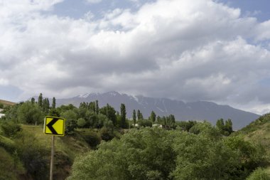 Özbekistan 'da dağa dokunan bir gökyüzü