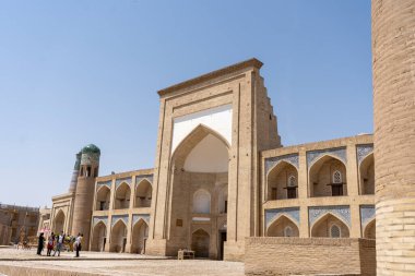 Beyaz boyalı tuğla bir bina.