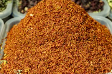 Özbek pazarında kırmızı bir çiçek