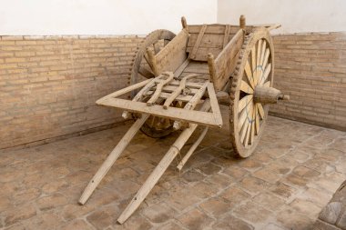 Öküz arabası tarihi bir yerde.