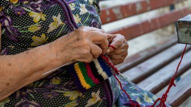 Bahçede çalışan bir kadın.