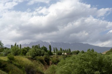 Kar dağı uzak bir mesafede.