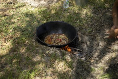 Kızgın demirden bir kap ve kaynar yiyecek.