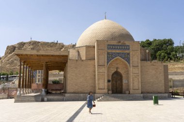 Özbekistan 'ın çölünde tarihi bir bina.