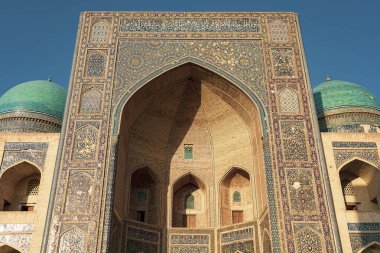 İpek bir yolda tarihi bir bina.