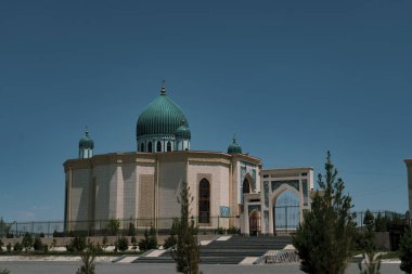 Üzerinde yarım ay olan tarihi bir bina.