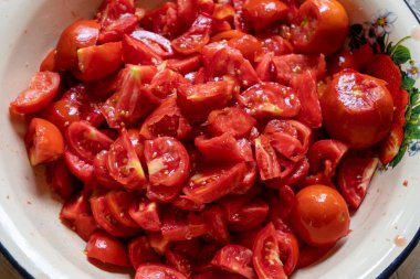 Bir kabın içinde kesilmiş domatesler