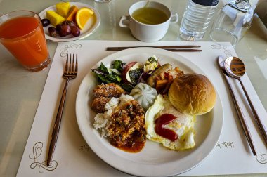 Kore restoranının masasında karışık yemekler.