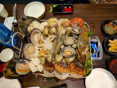 Unutulmaz bir yemek deneyimi için en taze deniz mahsullerini canlı canlı pişirin.