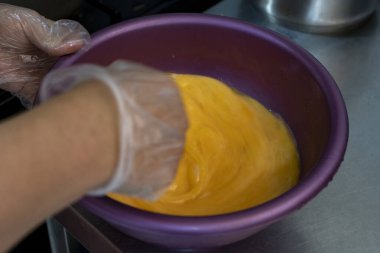 Yemek tarifi için yumurta karıştıran bir kadın.