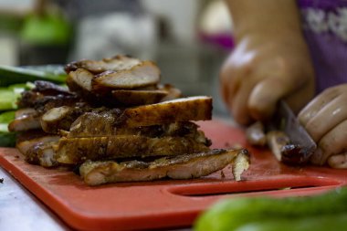 Bir restoranda tavuk kesmek için uygun bir teknik. 