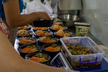  Uzman tavsiyelerimiz ve tekniklerimizle bir restoran ortamında salata paketlemek..