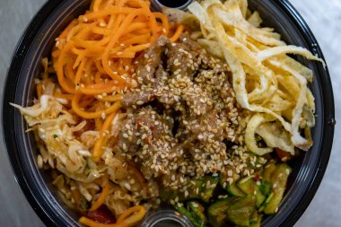  Bir sürü lezzetli ve besleyici salata. Sağlıklı ve uygun bir yemek için mükemmel.