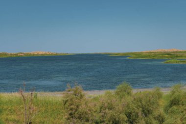 Çölde bir su kütlesi