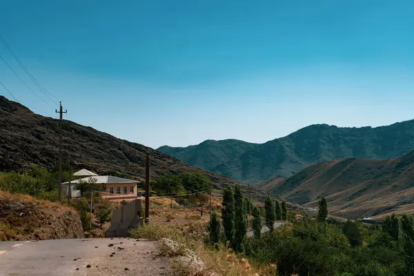 Yol kenarındaki tepede güzel dağlar