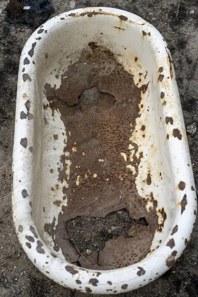 Eski kırık bir küvet.