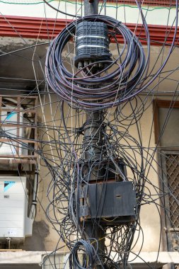 Elektrik hattında asılı kocaman bir kablo kümesi.